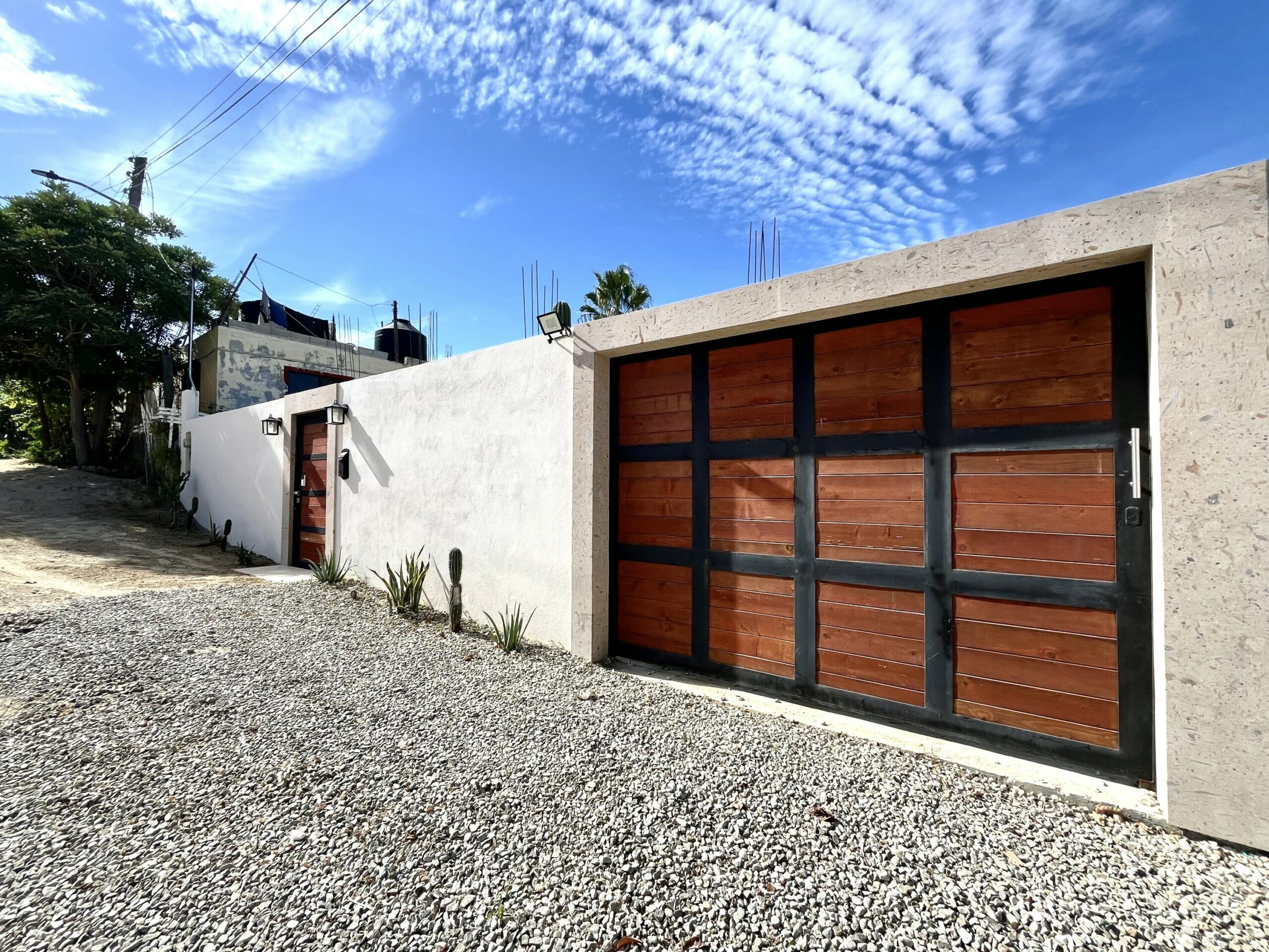 Los Cabos La Cima Descubre esta acogedora casa en La Cima, ubicada en una zona tranquila del corredor turístico de Los Cabos.La propiedad de dos niveles ofrece un diseño funcional con 2 rec/3 baños, ideal tanto para vivir tiempo completo y para inversión vacacional.En planta baja encontrarás espacios bien distribuidos que incluyen área de sala, comedor y cocina, creando un ambiente práctico para la vida diaria.En el segundo nivel se encuentra una estancia adicional, perfecta como sala de TV, oficina o área familiar, la cual tiene el potencial de convertirse en una tercera recámara, brindando mayor flexibilidad según las necesidades del propietario.Ubicada en una zona con fácil acceso a supermercados servicios y playas, esta casa combina comodidad, privacidad y excelente potencial de plusvalía en Discover this inviting home in La Cima, located in a quiet area of the Los Cabos tourist corridor. This two-story property offers a functional design with 2 bedrooms and 3 bathrooms, ideal for full-time living or as a vacation investment. On the ground floor, you'll find well-distributed spaces including a living room, dining room, and kitchen, creating a practical environment for everyday living. The second floor features an additional room, perfect as a TV room, office, or family area, which has the potential to be converted into a third bedroom, providing greater flexibility according to the owner's needs. Located in an area with easy access to supermarkets, services, and beaches, this home combines comfort, privacy, and excellent appreciation potential in Los Cabos. for sale