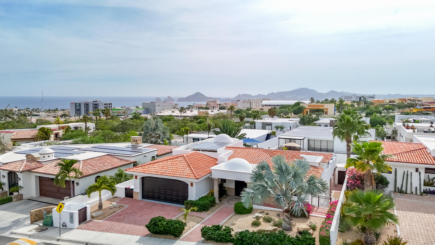 Los Cabos Rancho Paraiso Ests Beautiful 3-bedroom home in Rancho Paraíso Estates, Los Cabos. Located in an exclusive gated community, it offers panoramic ocean for sale