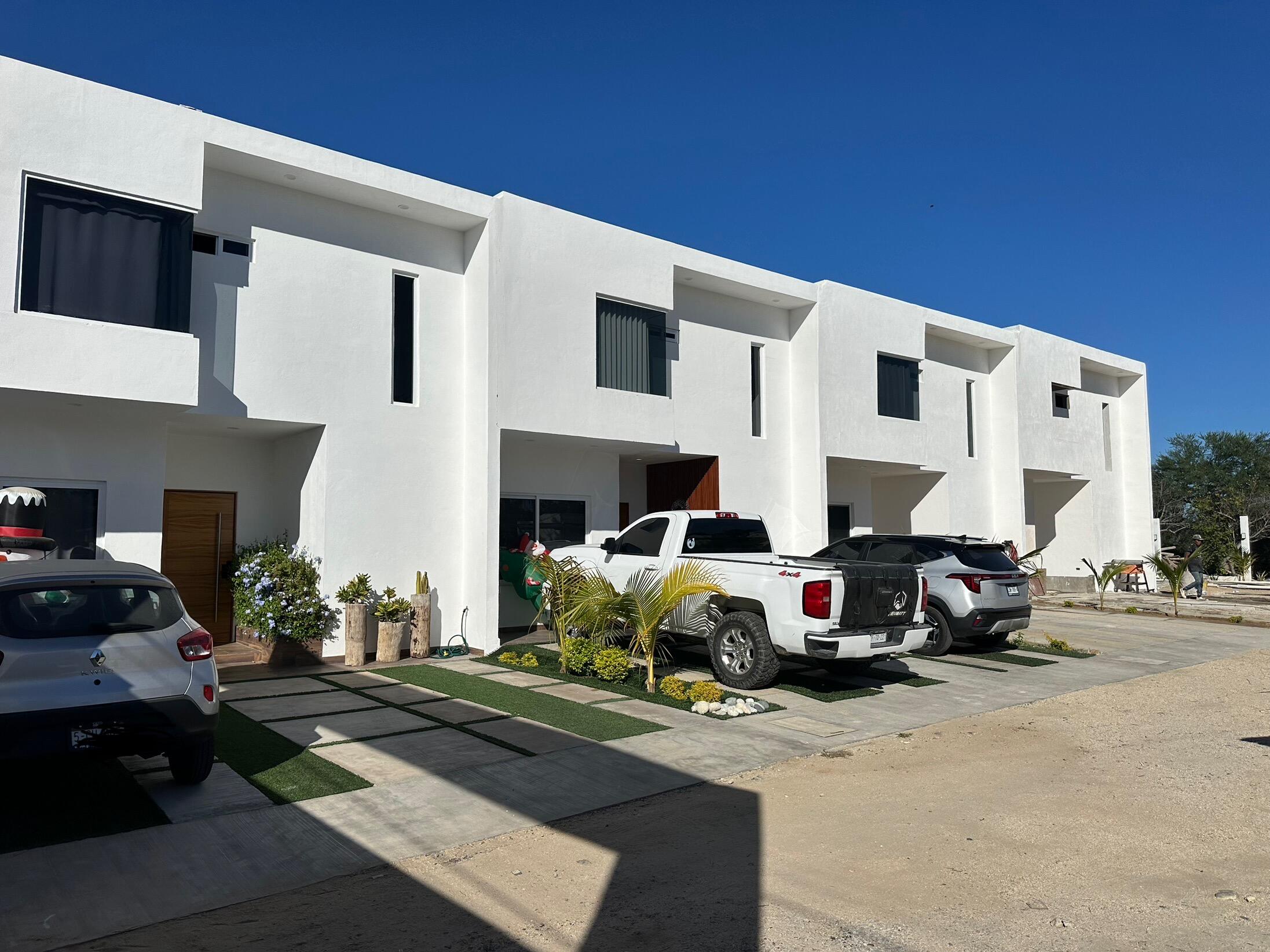 Los Cabos Centro-Csl North Casa habitación con ampliación en planta alta, ideal para inversión en Los Cabos. Planta baja: sala, cocina, 2 recámaras, 1 baño completo y cochera. Planta alta: 2 recámaras tipo estudio, cada una con baño completo y acceso independiente. Permite hasta 3 unidades habitacionales, con privacidad y opción de renta. Ubicada en zona urbana con servicios y vialidades cercanas.Single-family home with upper-level expansion, ideal for investment in Los Cabos. Ground floor: living room, kitchen, 2 bedrooms, 1 full bathroom, and carport. Upper level: 2 studio-style bedrooms, each with a full bathroom and independent access. Allows up to 3 separate units, offering privacy and rental flexibility. Located in an urban area with nearby services and main roads. for sale