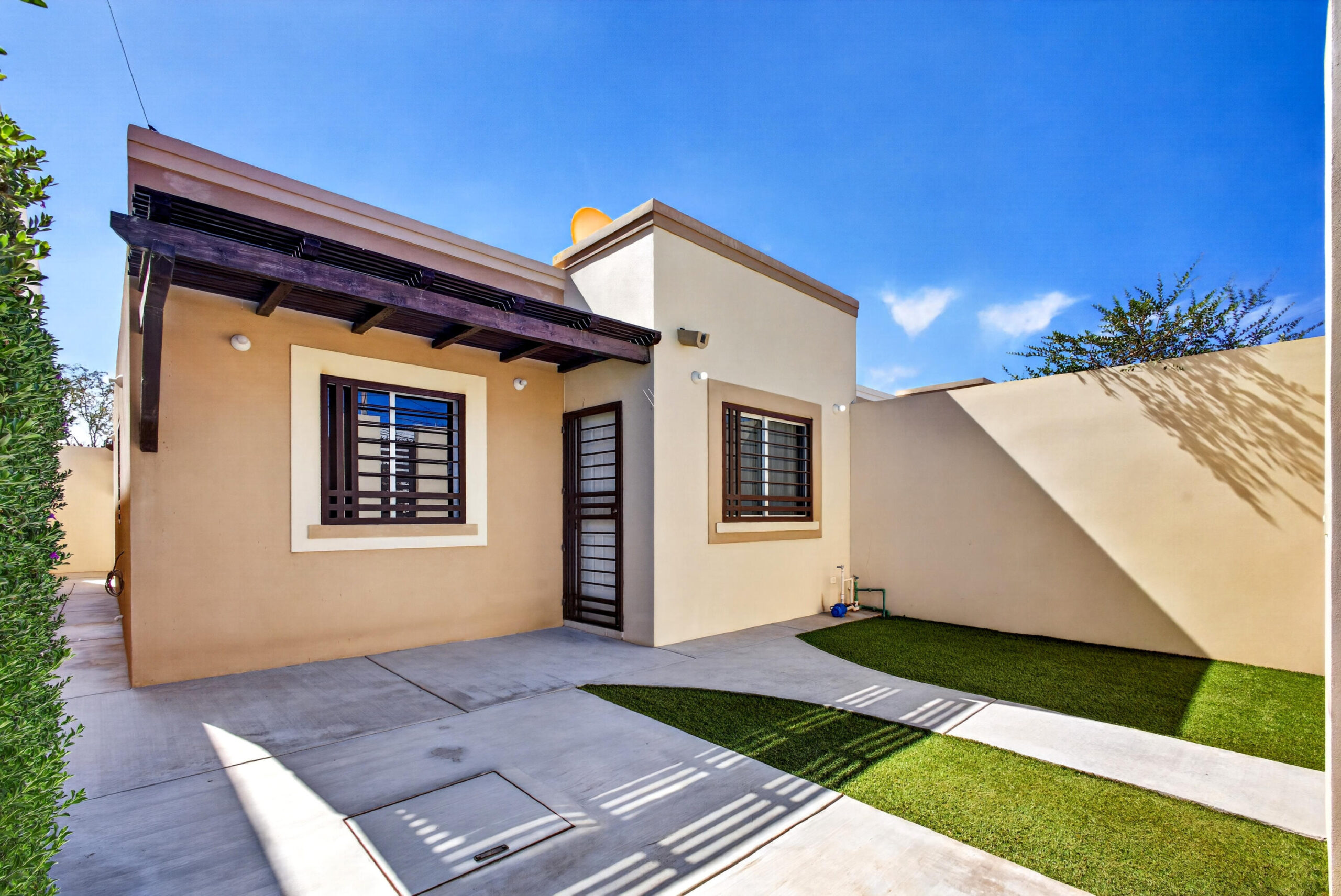 Los Cabos Ampliacion El Zacata EN VENTA CASA DE ENMEDIO, Col. Zacatal San José de Cabo.Esta casa se encuentra en un estado impecable, prácticamente nueva. Cuenta con recamara master con baño. 2 recamaras con closet. Todas las recamaras con aire acondicionado y closet. Estancia de sala y comedor con aire acondicionado. Total 2.5 baños. Amplio patio. Cisterna de 5,000 litros y tinaco de 1,100 litros. Tanque de gas LP estacionario. Calentador. Equipo hidroneumático. Conexiones listas para cocina y lavadora. Ubicada cerca de Oxxo, Chedraui, Smart Fit. Tienda Ley y Starbucks, escuelas y restaurantes. Vías rápidas por boulevard Forjadores y a 3 minutos de carretera Transpeninsular. for sale