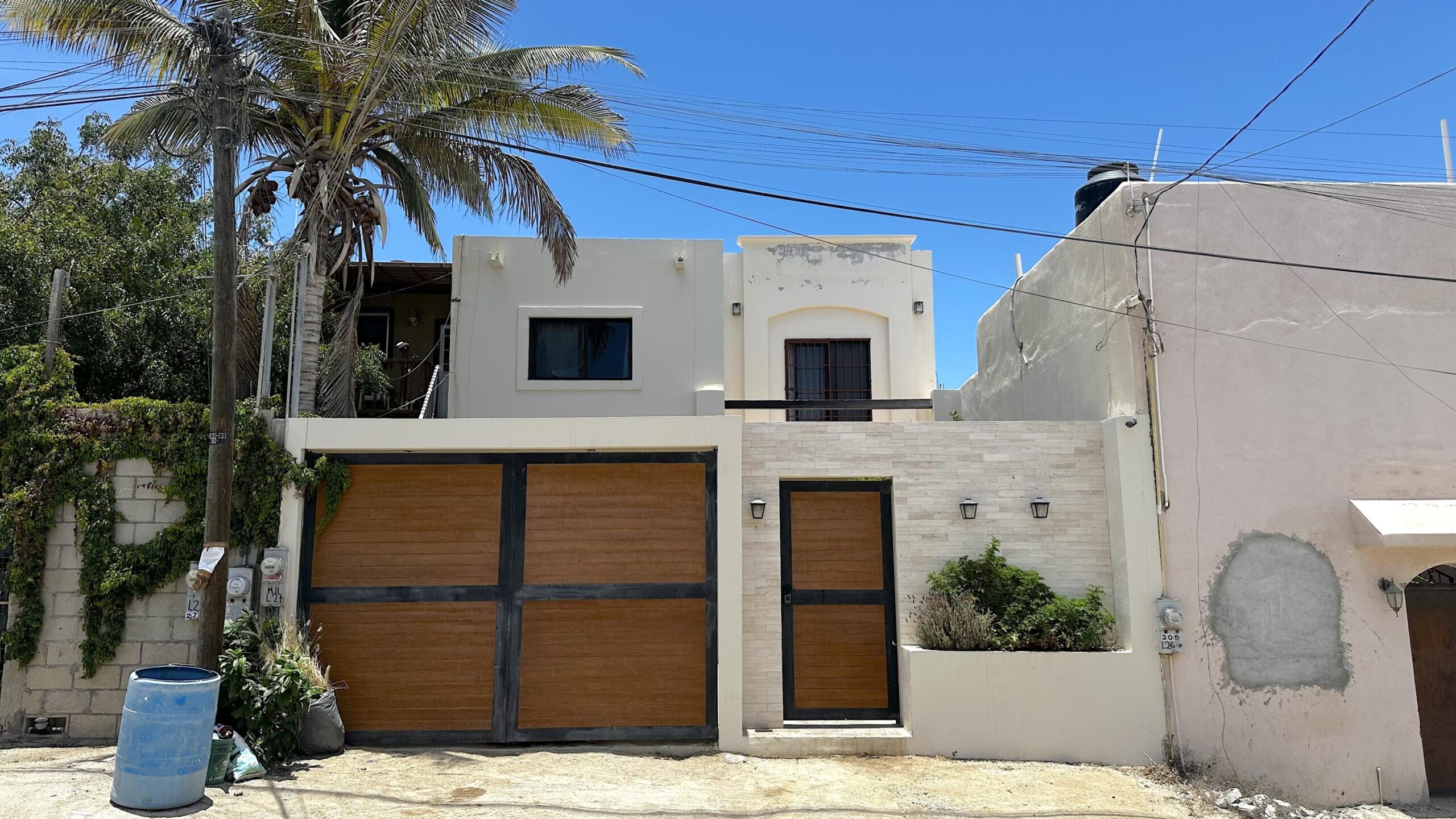 Los Cabos Ampliacion El Zacata EN VENTA CASA DE ENMEDIO, Col. Zacatal San José de Cabo.Esta casa se encuentra en un estado impecable, prácticamente nueva. Cuenta con recamara master con baño. 2 recamaras con closet. Todas las recamaras con aire acondicionado y closet. Estancia de sala y comedor con aire acondicionado. Total 2.5 baños. Amplio patio. Cisterna de 5,000 litros y tinaco de 1,100 litros. Tanque de gas LP estacionario. Calentador. Equipo hidroneumático. Conexiones listas para cocina y lavadora. Ubicada cerca de Oxxo, Chedraui, Smart Fit. Tienda Ley y Starbucks, escuelas y restaurantes. Vías rápidas por boulevard Forjadores y a 3 minutos de carretera Transpeninsular. for sale