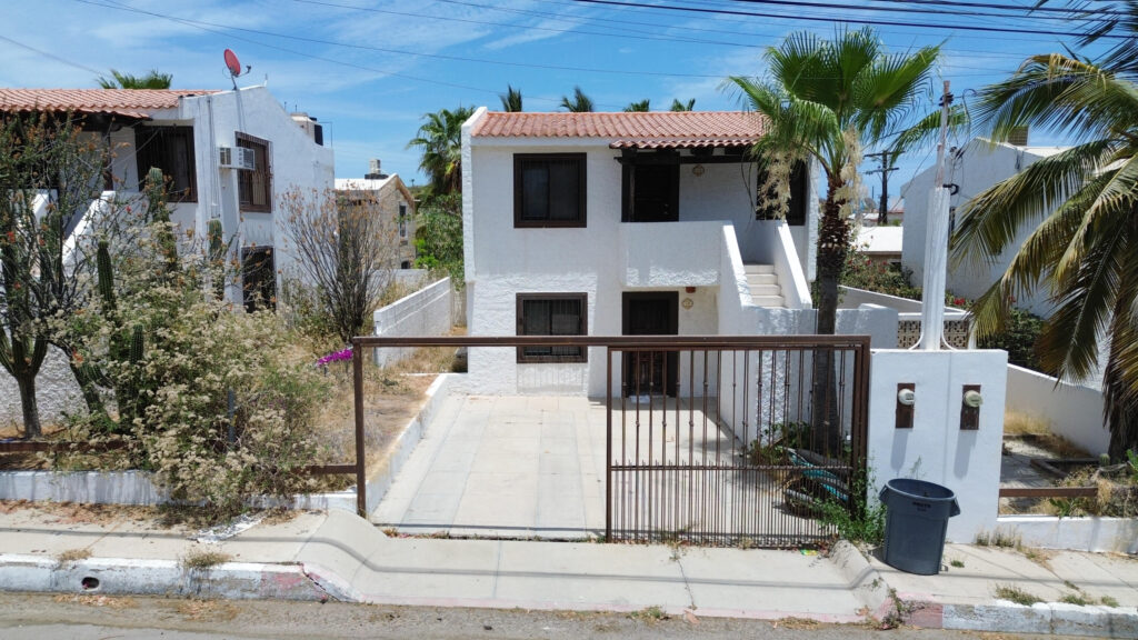 Los Cabos La Cima This House perfectly located in El Tezal Cabo San Lucas offer less than 5 minutes drive to El medano beach, costco, Soriana super market(24hrs) school, hospital walmart and many restaurants, with also ocean – 3 Malvarrosa, San Jose del Cabo, BS