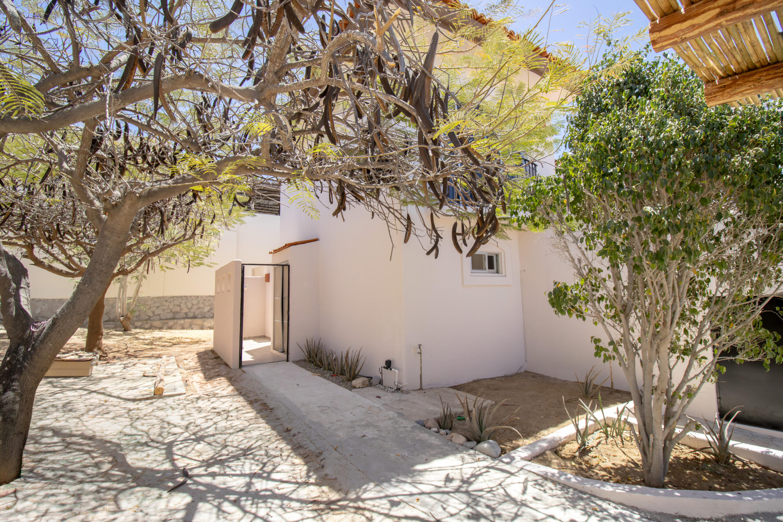 Los Cabos La Cima Descubre esta acogedora casa en La Cima, ubicada en una zona tranquila del corredor turístico de Los Cabos.La propiedad de dos niveles ofrece un diseño funcional con 2 rec/3 baños, ideal tanto para vivir tiempo completo y para inversión vacacional.En planta baja encontrarás espacios bien distribuidos que incluyen área de sala, comedor y cocina, creando un ambiente práctico para la vida diaria.En el segundo nivel se encuentra una estancia adicional, perfecta como sala de TV, oficina o área familiar, la cual tiene el potencial de convertirse en una tercera recámara, brindando mayor flexibilidad según las necesidades del propietario.Ubicada en una zona con fácil acceso a supermercados servicios y playas, esta casa combina comodidad, privacidad y excelente potencial de plusvalía en Discover this inviting home in La Cima, located in a quiet area of the Los Cabos tourist corridor. This two-story property offers a functional design with 2 bedrooms and 3 bathrooms, ideal for full-time living or as a vacation investment. On the ground floor, you'll find well-distributed spaces including a living room, dining room, and kitchen, creating a practical environment for everyday living. The second floor features an additional room, perfect as a TV room, office, or family area, which has the potential to be converted into a third bedroom, providing greater flexibility according to the owner's needs. Located in an area with easy access to supermarkets, services, and beaches, this home combines comfort, privacy, and excellent appreciation potential in Los Cabos. for sale