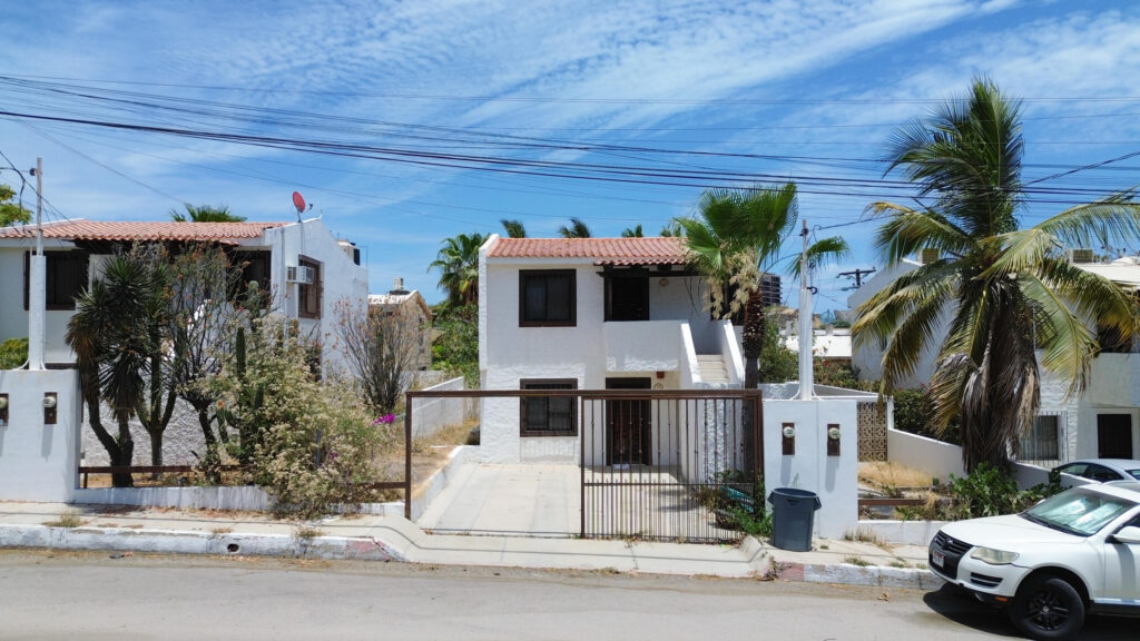 Los Cabos La Cima This House perfectly located in El Tezal Cabo San Lucas offer less than 5 minutes drive to El medano beach, costco, Soriana super market(24hrs) school, hospital walmart and many restaurants, with also ocean – 31 Cirio, San Jose del Cabo, BS