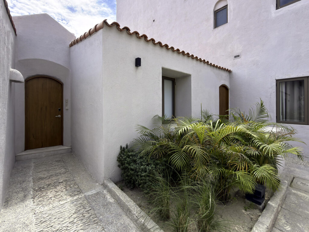Los Cabos Brisas Del Pac East Casa de un nivel en Brisas del Pacífico con estructura para segundo piso. Cuenta con dos cocheras techadas, sala, sala de estar, cocina con isla y terraza. Terreno de 2,100 m² con gran potencial para alberca, ampliación o desarrollo. Ideal para inversión o vivir.Single-level home in Brisas del Pacífico with structure for a second floor. Features two covered carports, living room, family room, kitchen with island, and terrace. 2,100 m² lot with excellent potential for a pool, expansion, or development. Ideal for living or investment. – 3400 P. Finisterra, San Jose del Cabo, BS