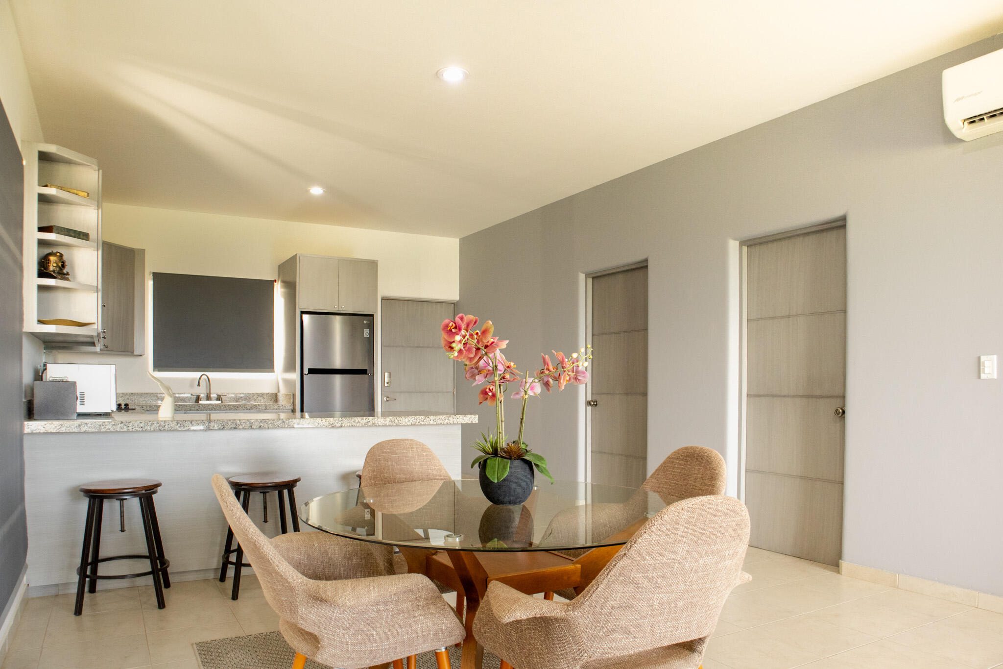 Los Cabos Tramonti One of the most amazing neighbors in Los Cabos with a very unique floor plan this condo is a one bedroom with a extra bonus studio room.Only 10 minutes from Los Cabos downtownand plenty restaurants near bay, grocery store and Bluenet hospital.This beautiful condo comes furnished and is love ly. for sale