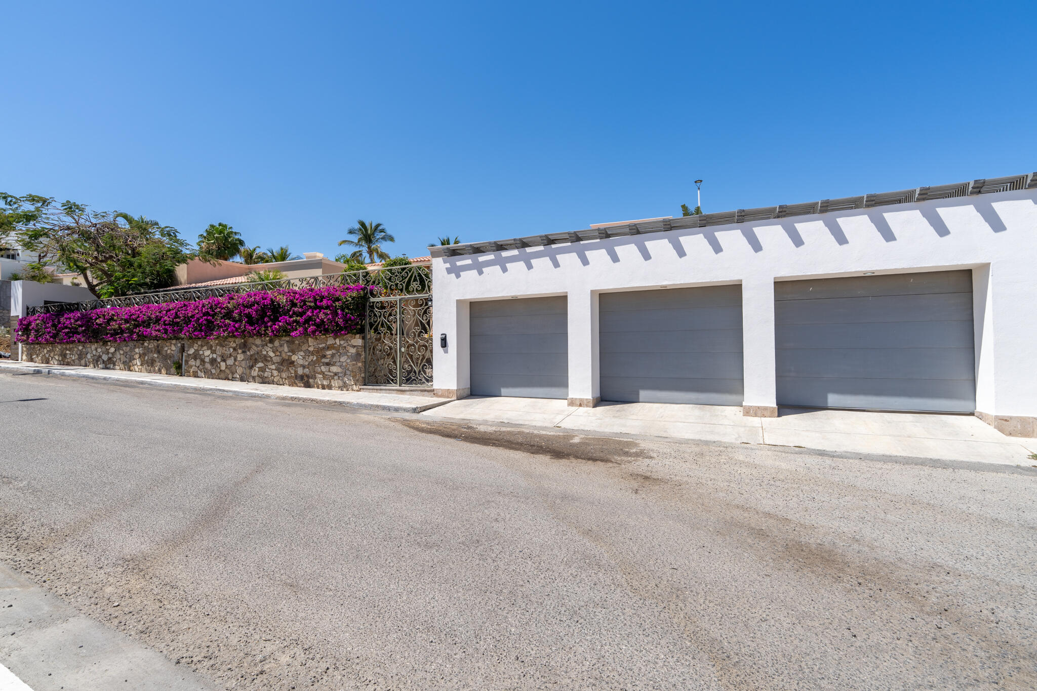 Los Cabos Rancho Paraiso Ests Beautiful 3-bedroom home in Rancho Paraíso Estates, Los Cabos. Located in an exclusive gated community, it offers panoramic ocean for sale