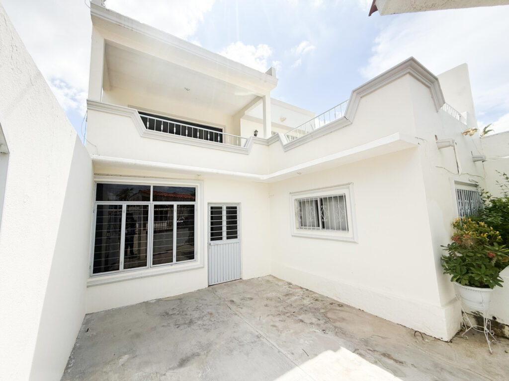 Los Cabos Ampliacion El Zacata EN VENTA CASA DE ENMEDIO, Col. Zacatal San José de Cabo.Esta casa se encuentra en un estado impecable, prácticamente nueva. Cuenta con recamara master con baño. 2 recamaras con closet. Todas las recamaras con aire acondicionado y closet. Estancia de sala y comedor con aire acondicionado. Total 2.5 baños. Amplio patio. Cisterna de 5,000 litros y tinaco de 1,100 litros. Tanque de gas LP estacionario. Calentador. Equipo hidroneumático. Conexiones listas para cocina y lavadora. Ubicada cerca de Oxxo, Chedraui, Smart Fit. Tienda Ley y Starbucks, escuelas y restaurantes. Vías rápidas por boulevard Forjadores y a 3 minutos de carretera Transpeninsular. – Casa Arenal, Cabo San Lucas, Cabo San Lucas, BS
