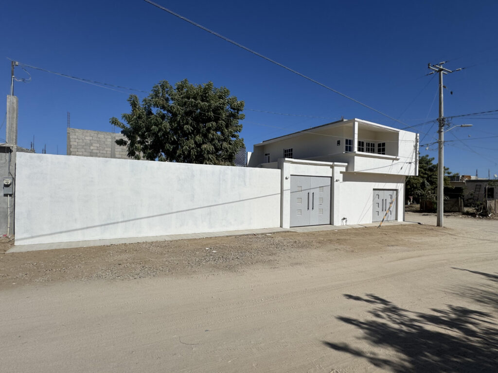 Los Cabos Miramar This is a 3 Bedroom and 2.5 Bath.This House Have a 10.000 Liter Water Cistern. the House come Partial Furnish.Close to Schools And Super Markets., Ley and Ahorrera Super Market, Also near to Down Town Cabo San Lucas.This will be a Good Investment for Rental Business. Or for Low Maintenet Retirement. – Casa Ejido Azul, San Jose del Cabo, BS