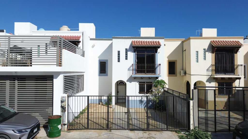 Los Cabos Centro-Csl North Casa habitación con ampliación en planta alta, ideal para inversión en Los Cabos. Planta baja: sala, cocina, 2 recámaras, 1 baño completo y cochera. Planta alta: 2 recámaras tipo estudio, cada una con baño completo y acceso independiente. Permite hasta 3 unidades habitacionales, con privacidad y opción de renta. Ubicada en zona urbana con servicios y vialidades cercanas.Single-family home with upper-level expansion, ideal for investment in Los Cabos. Ground floor: living room, kitchen, 2 bedrooms, 1 full bathroom, and carport. Upper level: 2 studio-style bedrooms, each with a full bathroom and independent access. Allows up to 3 separate units, offering privacy and rental flexibility. Located in an urban area with nearby services and main roads. – Chipirón, Cabo San Lucas, BS