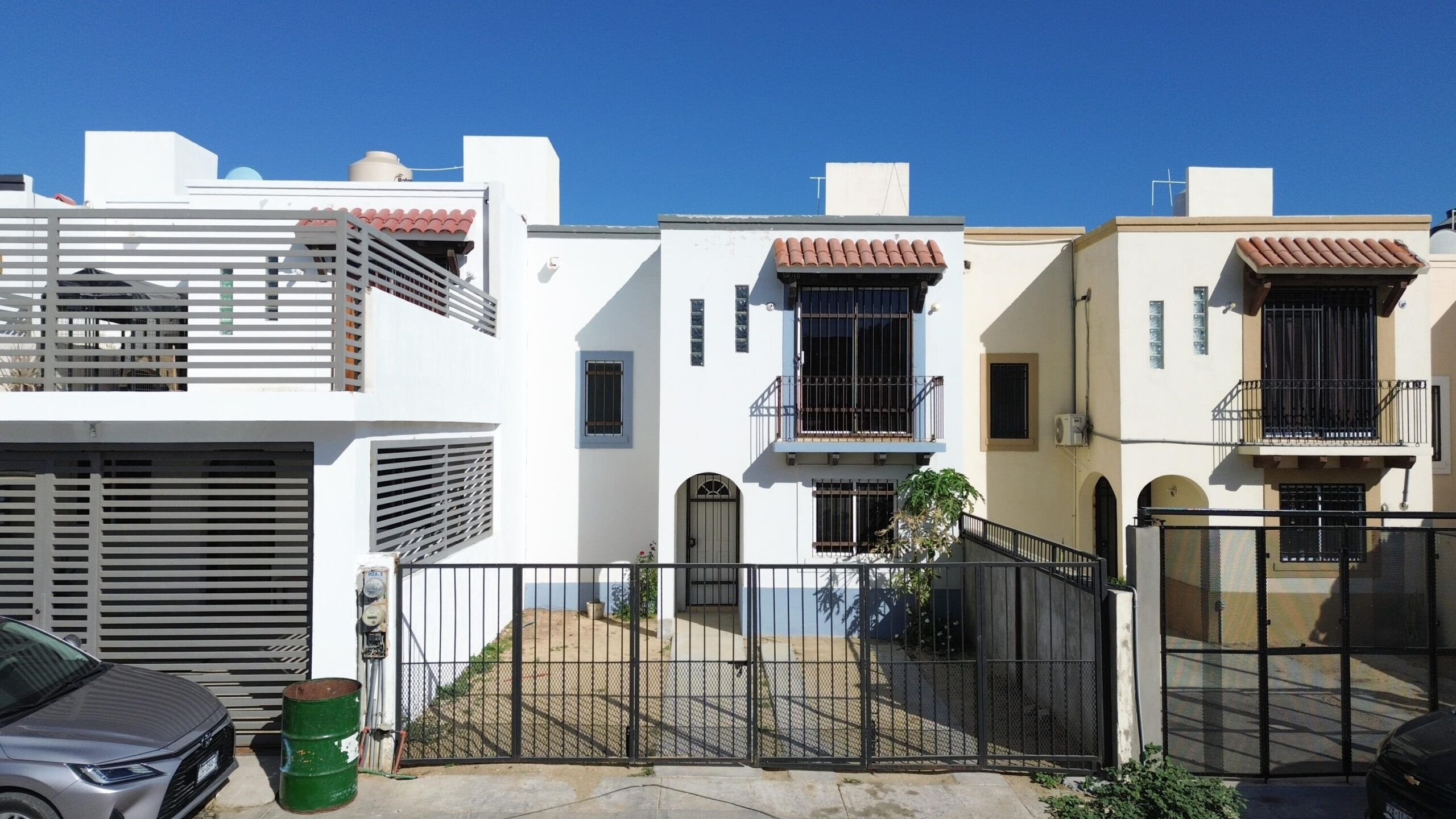 Los Cabos Centro-Csl North Casa habitación con ampliación en planta alta, ideal para inversión en Los Cabos. Planta baja: sala, cocina, 2 recámaras, 1 baño completo y cochera. Planta alta: 2 recámaras tipo estudio, cada una con baño completo y acceso independiente. Permite hasta 3 unidades habitacionales, con privacidad y opción de renta. Ubicada en zona urbana con servicios y vialidades cercanas.Single-family home with upper-level expansion, ideal for investment in Los Cabos. Ground floor: living room, kitchen, 2 bedrooms, 1 full bathroom, and carport. Upper level: 2 studio-style bedrooms, each with a full bathroom and independent access. Allows up to 3 separate units, offering privacy and rental flexibility. Located in an urban area with nearby services and main roads. for sale