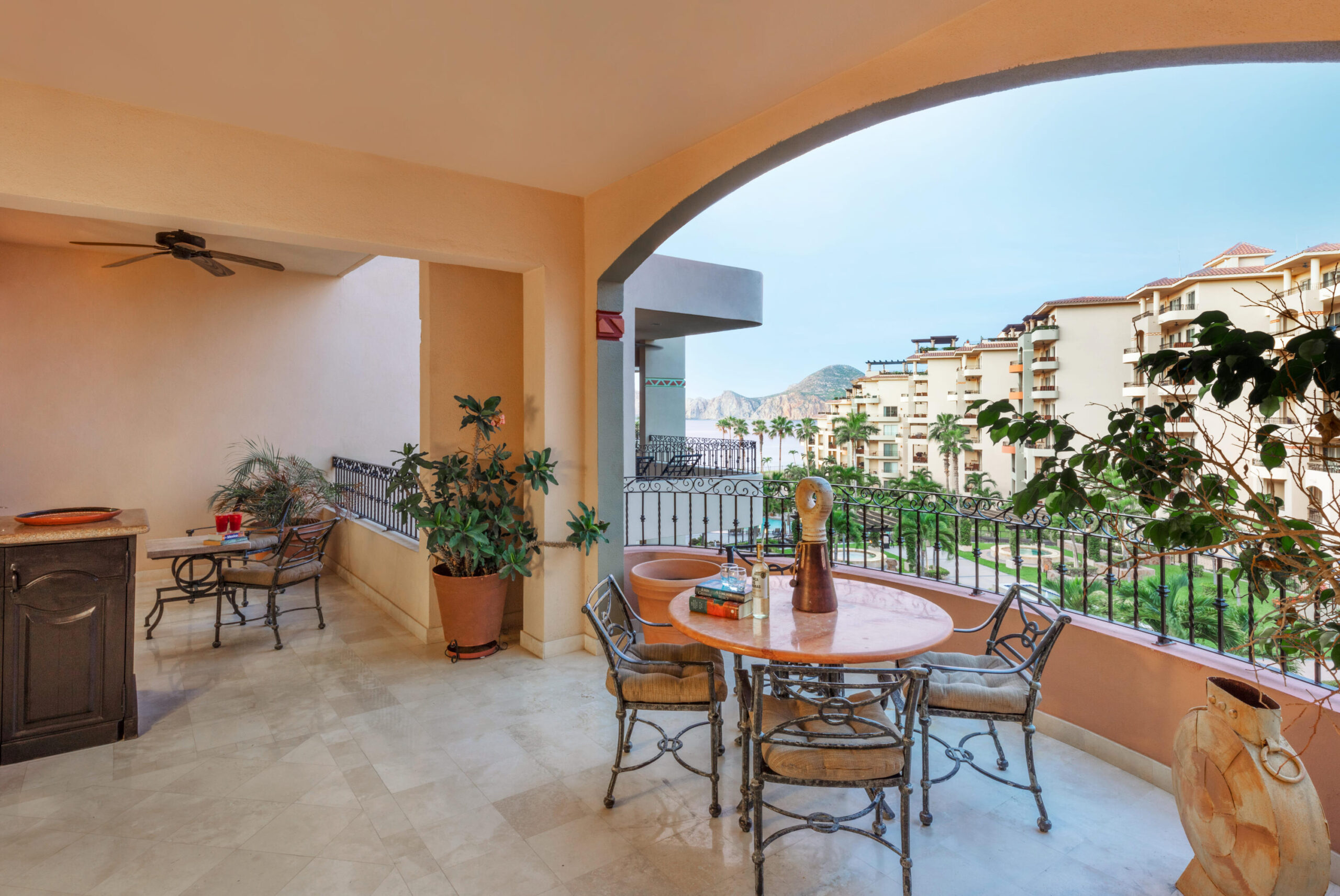 Los Cabos Centro-Sjd Equipped with appliances and air conditioning, perfect for investment or to live, it is located in the heart of San José del Cabo, you can walk to restaurants, galleries, the beach, shops, not to mention that it is right next to Centenario Avenue which allows easy access to the transpeninsular highway, to the Roas to Puerto los Cabos and Cabo del Este. The building has underground parking, elevator and a rooftop with a beautiful for sale
