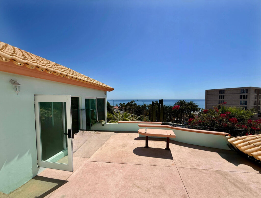 Los Cabos Cumbre Del Tezal Luxury finishes include marble flooring, wood kitchen with granite countertops, built-in wooden closets in all bedrooms, and vanities with tempered glass shower doors in all 3.5 baths. Fully equipped with 5 Gree inverter mini-split A/C units (3 × 1-ton, 2 × 2-ton), LG 22' French Door refrigerator, Whirlpool gas stove, and 1.7 cu ft microwave hood. Additional features: rooftop with bar, grill & sink, private terrace, storage, WiFi smart lock, private 5,000-liter cistern, and termite prevention system. Community: pool, gym, sports courts, kids' area, 3 clubhouses & 24/7 gated security – Km 28 El Mirador, San Jose del Cabo, BS