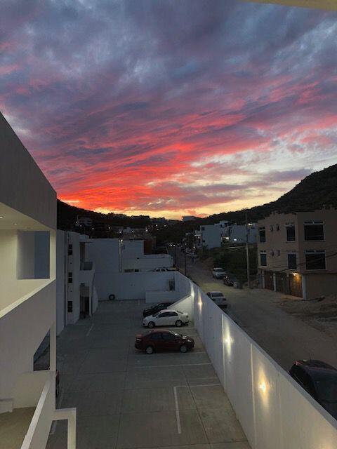 Los Cabos Bahia Del Tezal Condominio ubicado en el tercer nivel, cuenta con una cocina totalmente equipada, con una una isla lo cual la vuelve un área de convivencia, su ubicación se encuentra cerca de áreas recreativas, colegios, hospitales, a tan solo 5 min del mar.el precio fijo en pesos es de for sale