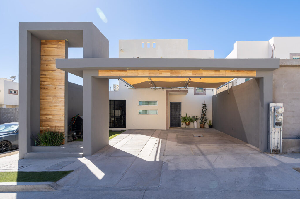 Los Cabos Ampliacion El Zacata EN VENTA CASA DE ENMEDIO, Col. Zacatal San José de Cabo.Esta casa se encuentra en un estado impecable, prácticamente nueva. Cuenta con recamara master con baño. 2 recamaras con closet. Todas las recamaras con aire acondicionado y closet. Estancia de sala y comedor con aire acondicionado. Total 2.5 baños. Amplio patio. Cisterna de 5,000 litros y tinaco de 1,100 litros. Tanque de gas LP estacionario. Calentador. Equipo hidroneumático. Conexiones listas para cocina y lavadora. Ubicada cerca de Oxxo, Chedraui, Smart Fit. Tienda Ley y Starbucks, escuelas y restaurantes. Vías rápidas por boulevard Forjadores y a 3 minutos de carretera Transpeninsular. – LOT 30 C GALES 5205, Cabo San Lucas, BS