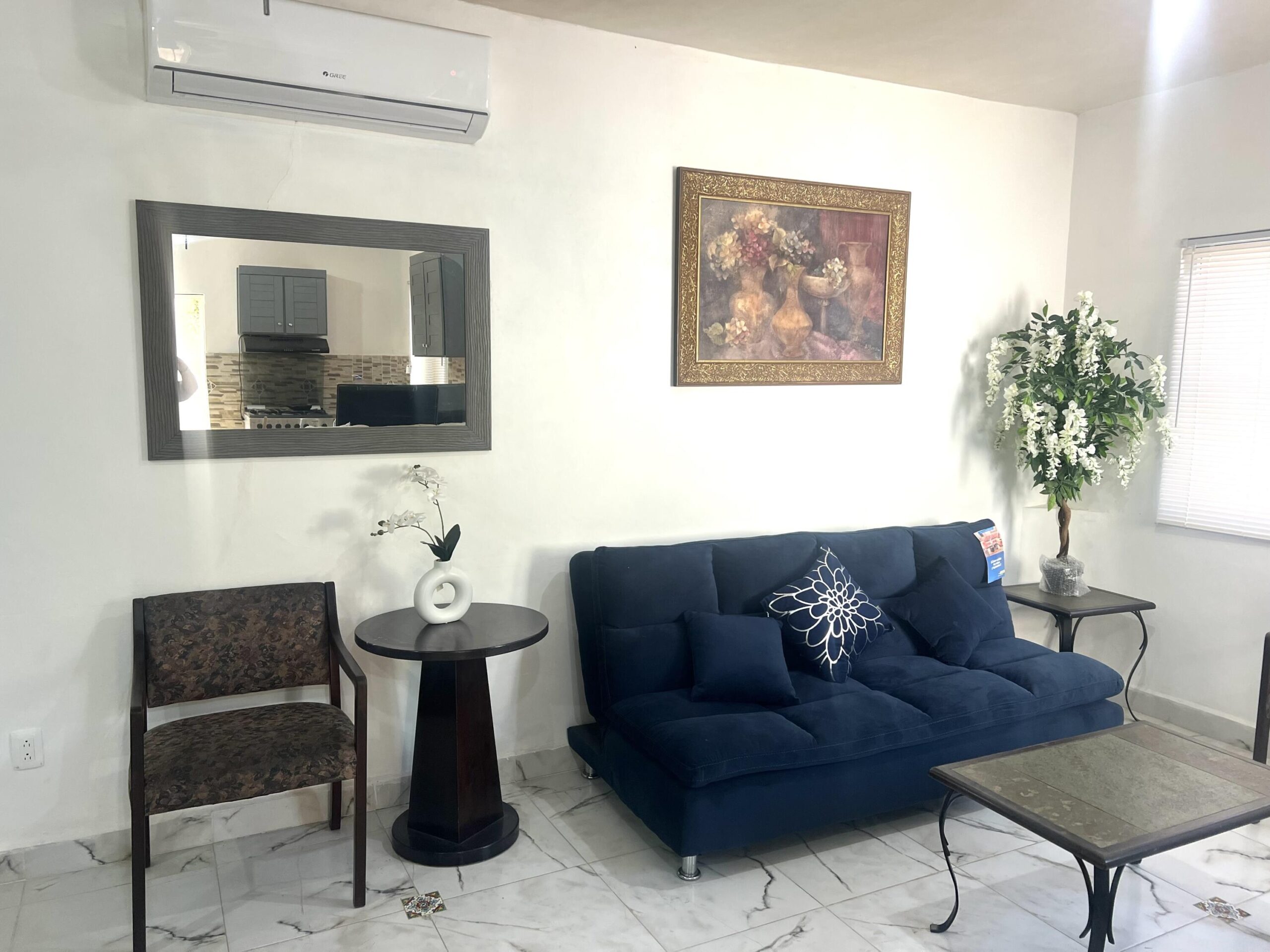Los Cabos Ampliacion El Zacata EN VENTA CASA DE ENMEDIO, Col. Zacatal San José de Cabo.Esta casa se encuentra en un estado impecable, prácticamente nueva. Cuenta con recamara master con baño. 2 recamaras con closet. Todas las recamaras con aire acondicionado y closet. Estancia de sala y comedor con aire acondicionado. Total 2.5 baños. Amplio patio. Cisterna de 5,000 litros y tinaco de 1,100 litros. Tanque de gas LP estacionario. Calentador. Equipo hidroneumático. Conexiones listas para cocina y lavadora. Ubicada cerca de Oxxo, Chedraui, Smart Fit. Tienda Ley y Starbucks, escuelas y restaurantes. Vías rápidas por boulevard Forjadores y a 3 minutos de carretera Transpeninsular. for sale