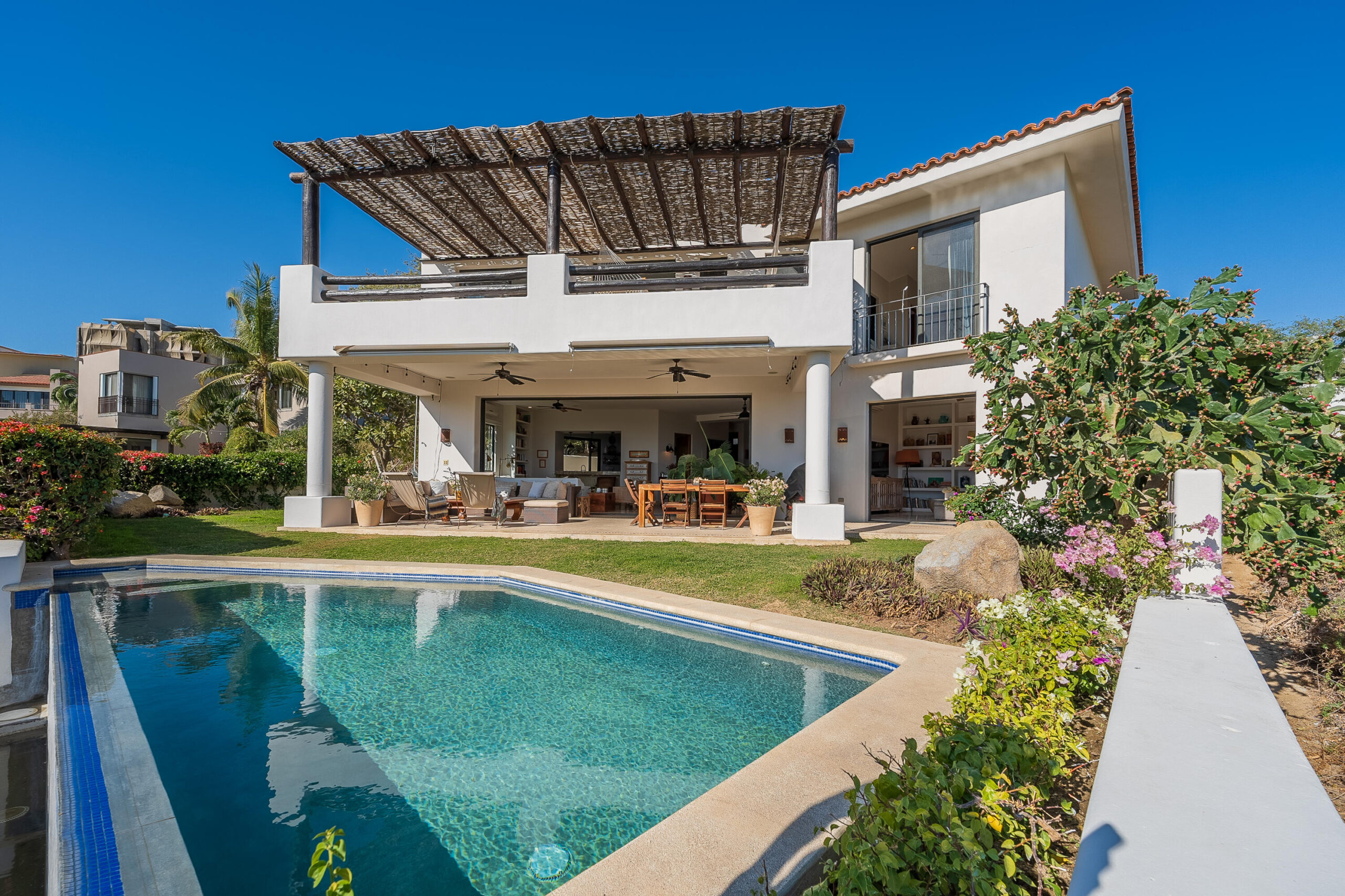 Los Cabos Sjd-Inland/Golf:Gen Incredible property with a 3 bedroom unit and 3 additional detached and independent access rental units on the top level, plus a restaurant set up construction on the lower level, Few steps from La Comer and right in front of Fonatur play ground. A short walk to San Jose del Cabo beach, and less than 10 minutes away from Downtown San Jose.This property has great rental potential as well as turn the local section as restaurant. Don't miss the opportunity to invest in this property with multiple benefits. for sale