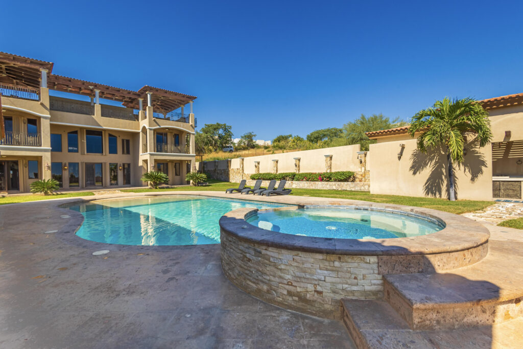 Los Cabos Rancho Paraiso Ests Beautiful 3-bedroom home in Rancho Paraíso Estates, Los Cabos. Located in an exclusive gated community, it offers panoramic ocean – Lote 7 Calle Trimaran and Buque, San Jose del Cabo, BS