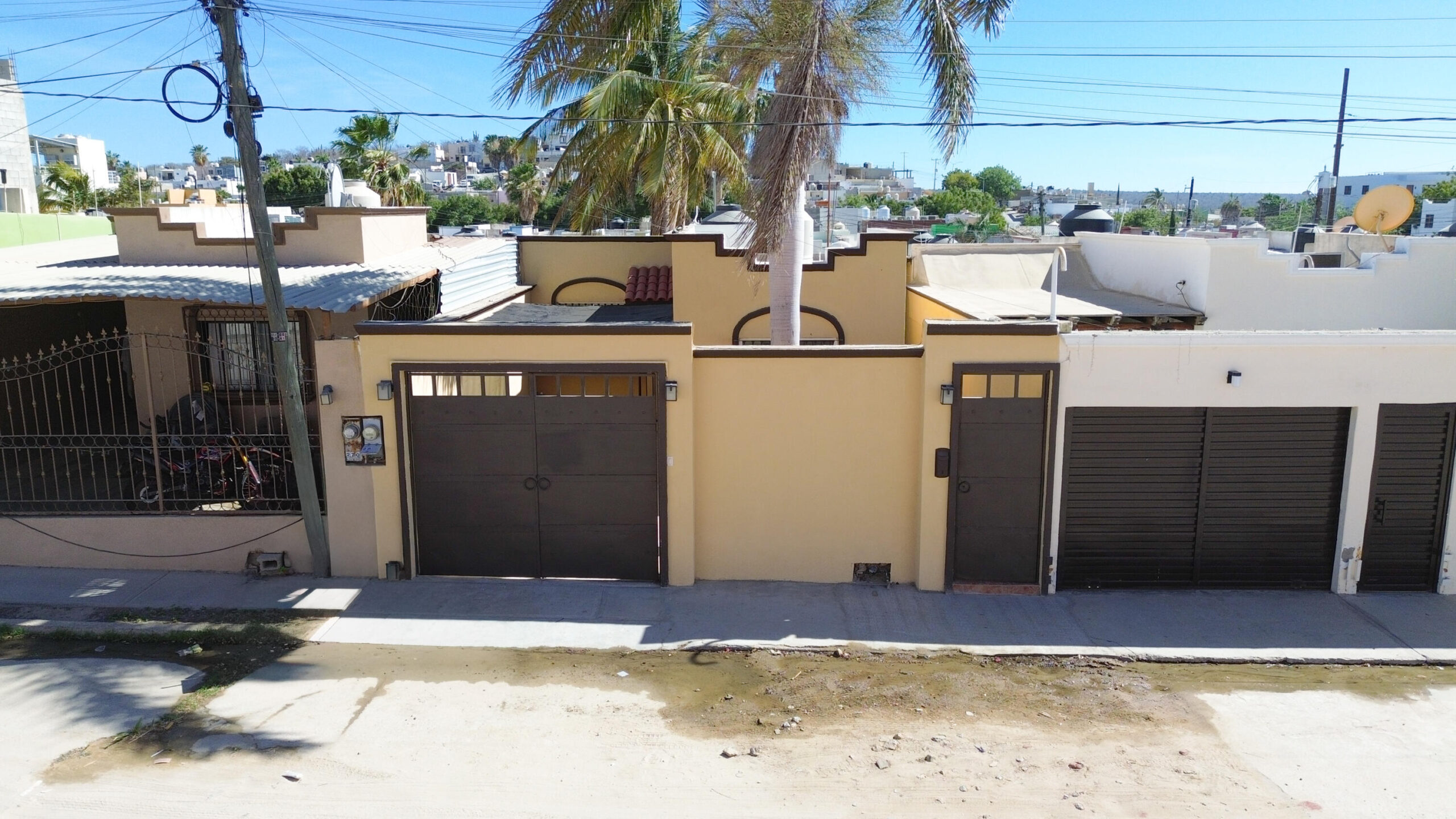 Los Cabos Ampliacion El Zacata EN VENTA CASA DE ENMEDIO, Col. Zacatal San José de Cabo.Esta casa se encuentra en un estado impecable, prácticamente nueva. Cuenta con recamara master con baño. 2 recamaras con closet. Todas las recamaras con aire acondicionado y closet. Estancia de sala y comedor con aire acondicionado. Total 2.5 baños. Amplio patio. Cisterna de 5,000 litros y tinaco de 1,100 litros. Tanque de gas LP estacionario. Calentador. Equipo hidroneumático. Conexiones listas para cocina y lavadora. Ubicada cerca de Oxxo, Chedraui, Smart Fit. Tienda Ley y Starbucks, escuelas y restaurantes. Vías rápidas por boulevard Forjadores y a 3 minutos de carretera Transpeninsular. for sale