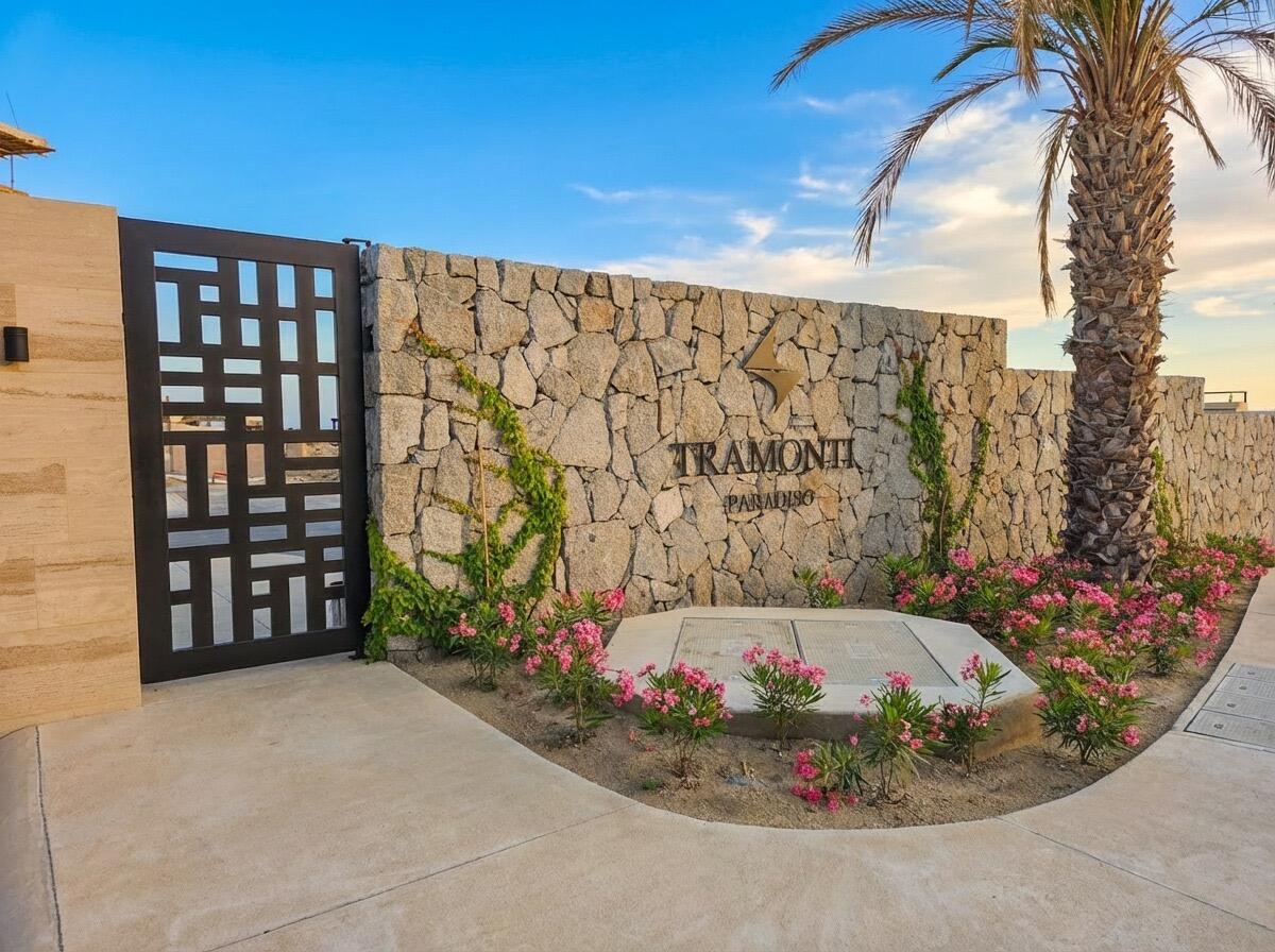 Los Cabos Vista Vela Iii This 2-bedroom condo offers a functional layout with well-designed interiors, located in one of the fastest-growing areas of Cabo San Lucas. The unit is delivered fully furnished, turnkey, and includes appliances, making it ready for immediate use or rental.Amenities:5 swimming poolsFully equipped fitness centerSpa with saunaClubhousePadel courtKids' playroomLandscaped gardens and green areasFire pit and outdoor social areas24/7 gated securityControlled accessIdeal as an investment property or full-time residence in Cabo San Lucas. – Tower G Salomon de la cruz, Cabo Corridor, BS