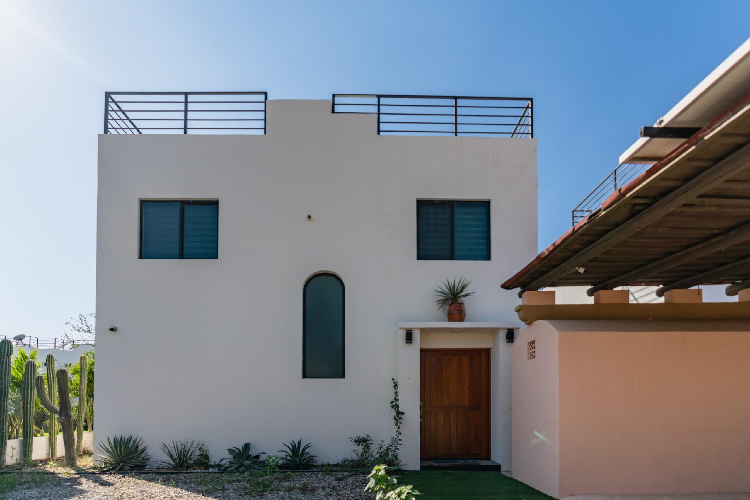 Los Cabos La Cima This House perfectly located in El Tezal Cabo San Lucas offer less than 5 minutes drive to El medano beach, costco, Soriana super market(24hrs) school, hospital walmart and many restaurants, with also ocean for sale