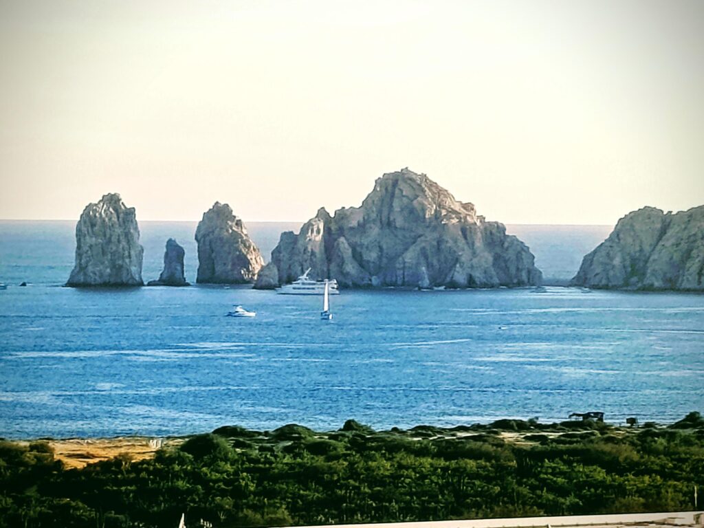 Los Cabos Colinas De Cabo Baja VENDEDOR MOTIVADO, ¡Invierte en esta Oportunidad Única! ¡No dejes pasar esta propiedad!. PROYECTO PARA CONDOS O CASA EN PRE-CONSTRUCCIÓN OBRA NEGRA. Se vende en su estado actual. Incluye permisos de construcción, licencia y planos. ZONIFICACIÓN H-2. Se permite construir hasta dos niveles más un rooftop. panoramico con vistas al Océano Pacífico. A solo minutos de Pueblo Bonito Sunset, Campo de Golf Quivira y su área gastronómica. Está a solo 5 minutos del vibrante centro de Cabo San Lucas, la Marina, vida nocturna y excelentes restaurantes. INCLUYE UNA CISTERNA DE AGUA DE 40 MIL LITROS. DOS COCHERAS.Se requiere notificación con 24 horas de anticipación para visitas. – vista vela II condo, Cabo Corridor, Cabo Corridor, BS