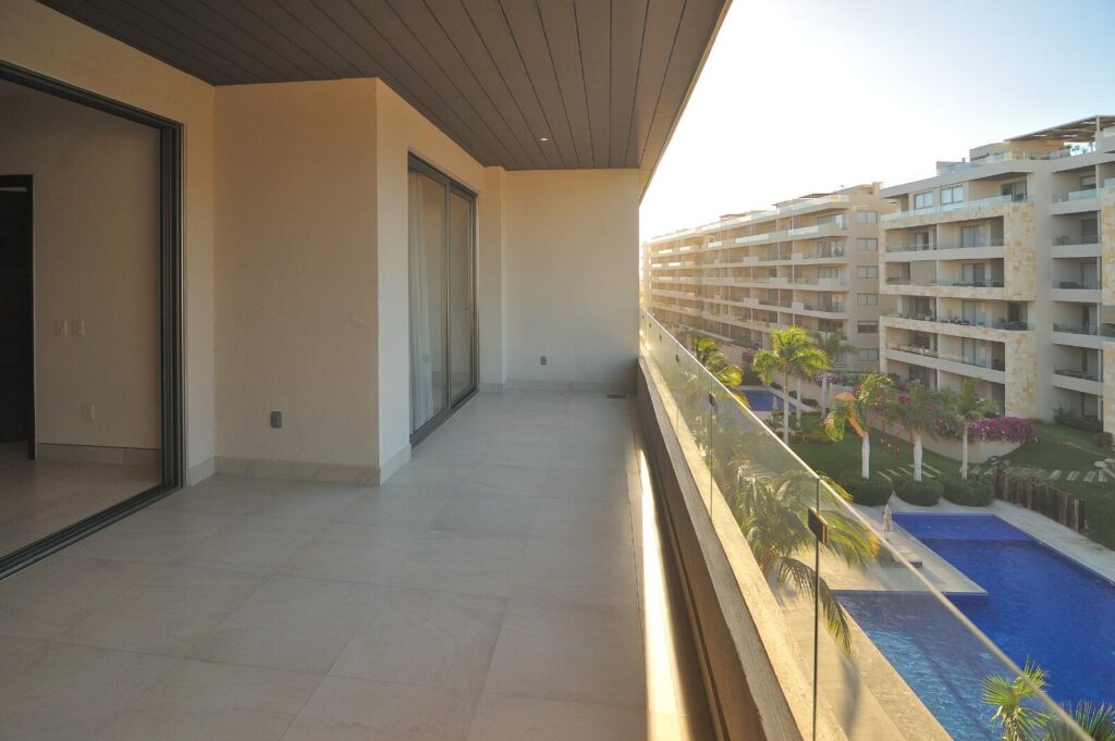 Los Cabos Laguna Vista Beautiful two-story condo featuring 2 bedrooms and 2 full bathrooms, ideally located just 10 min walk to the beach and within walking distance to downtown San Jose del Cabo, the Art District, shops and some of the area's best restaurants. This fully furnished condo is move-in ready and offers the perfect combination of comfort, convenience, and coastal living. – VISTAVELAIII, Cabo Corridor, BS